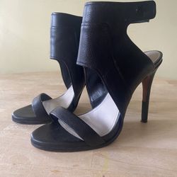 Pour La Victoire Venga ankle wrap stiletto pebbled leather sandals. Size 9. 