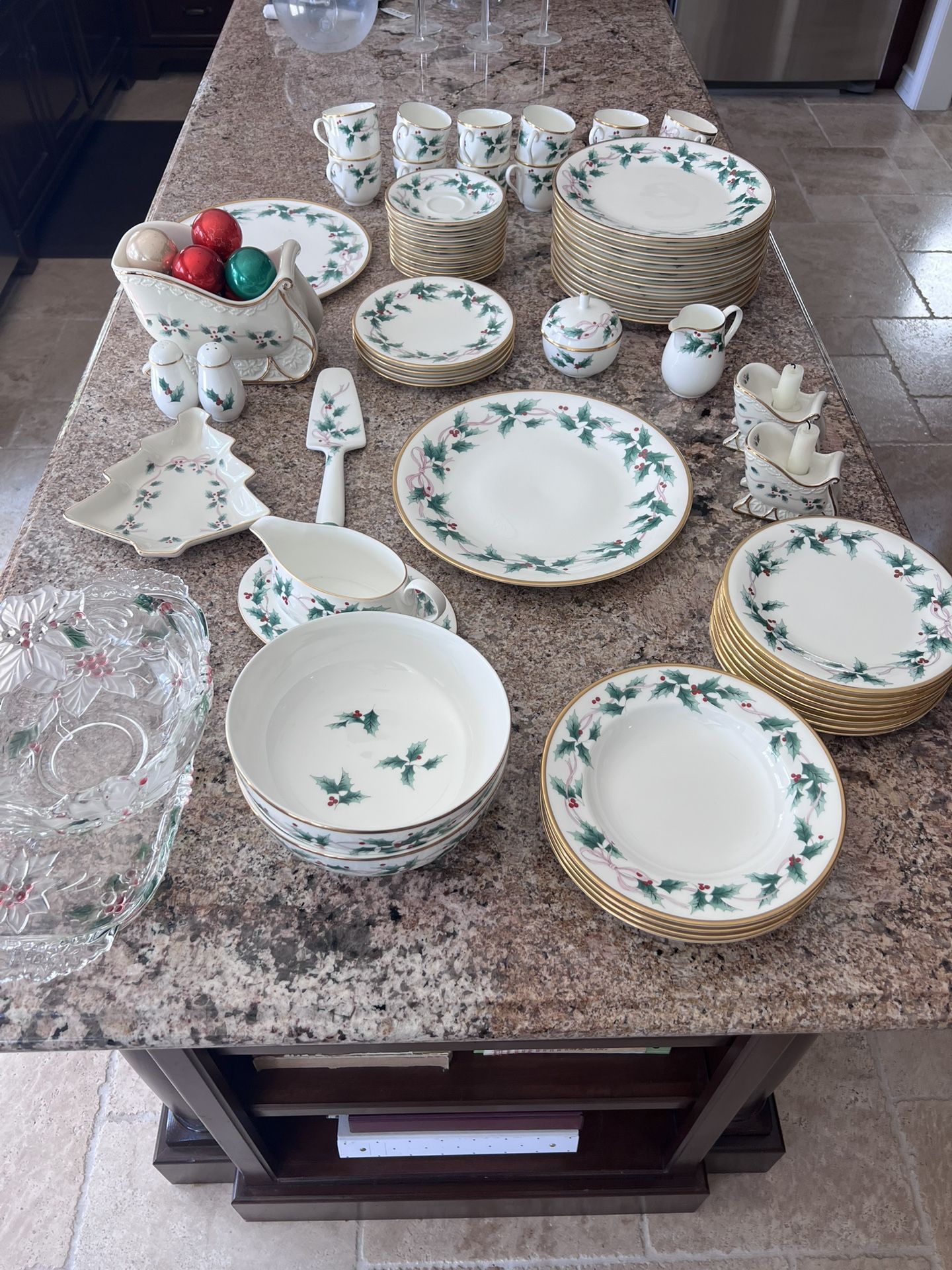 Christmas China - 70 Pieces 