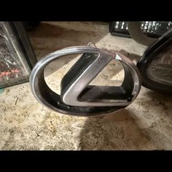 2000 Lexus Front Grill Emblem