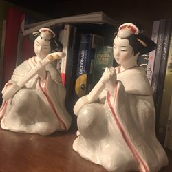 Two Beautiful Porcelain Japanese Statues /vintage In Very Good Condition 