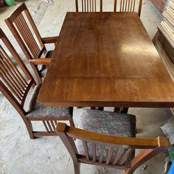 Dining table & 8 Chairs 