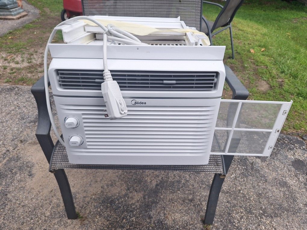 5000 BTU AIR CONDITIONER.