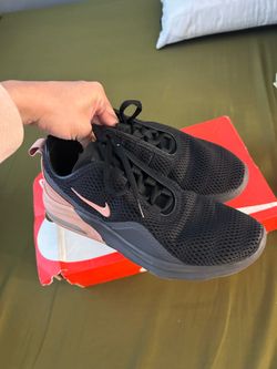 Size 7.5 women NIKE