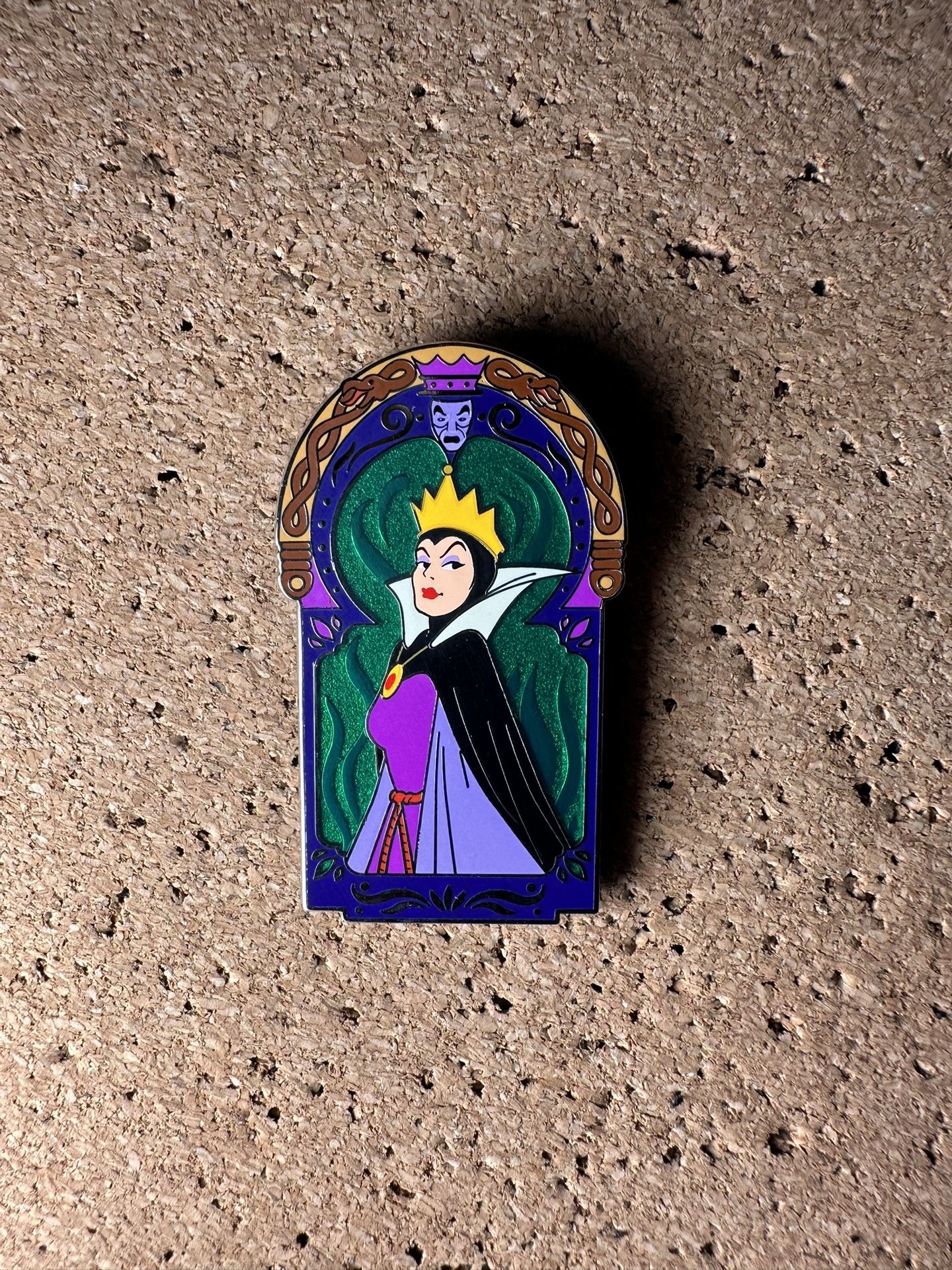 DL Evil Queen Portrait Snow White And The Seven Dwarfs Villain Disney Pin (C8)