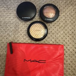 New MAC Makeup Set. A medley of mauves eyeshadow, honey light powder,gold deposit