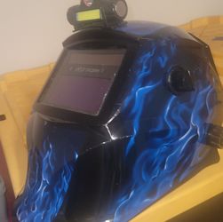 Auto darkening welding mask