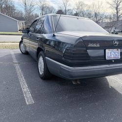 Classic 1990 Mercedes E300 – Runs Perfectly, Clean Title