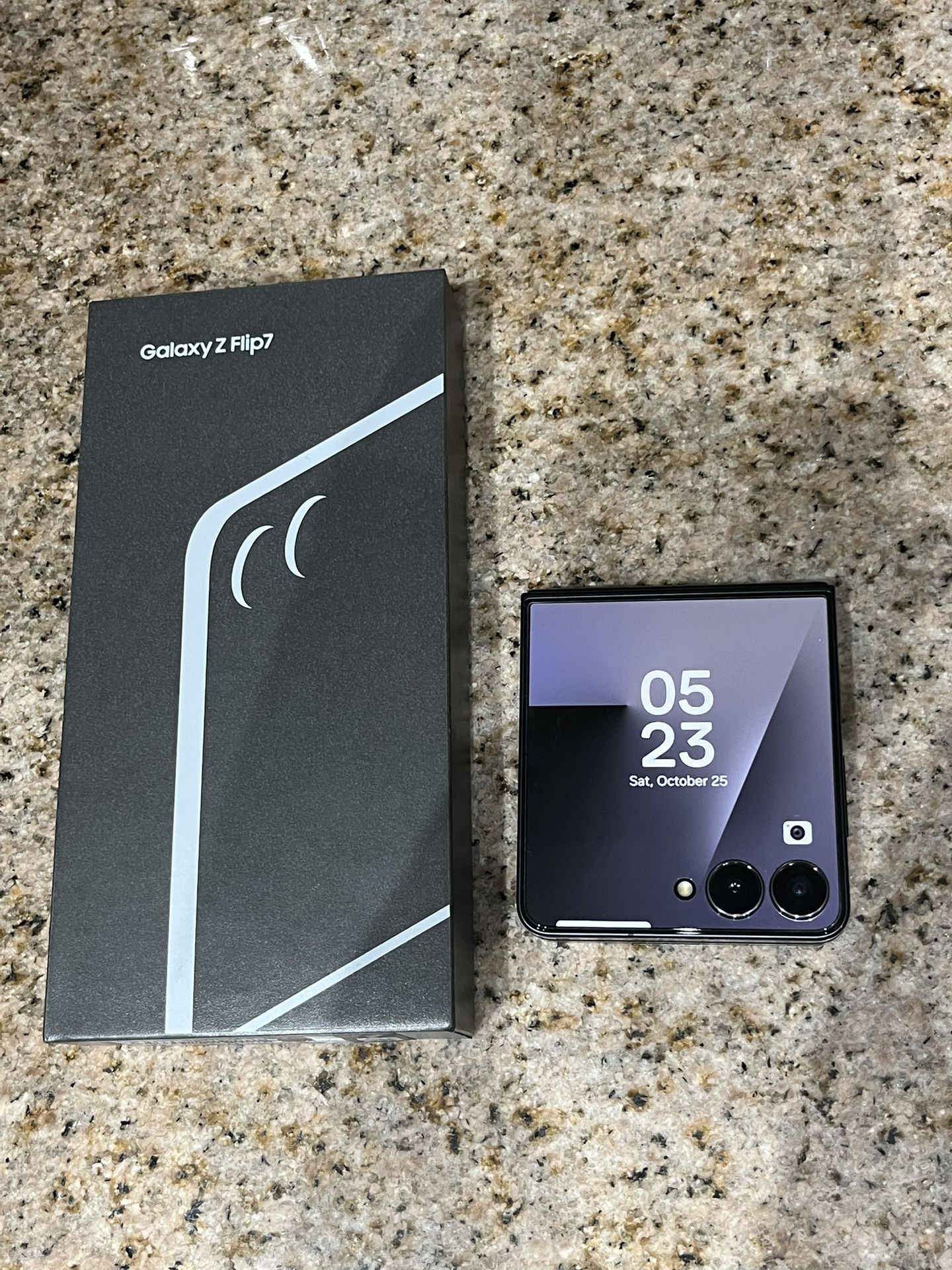 Samsung Galaxy Z Flip 7 (Unlocked)