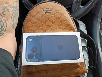 I Phone 17 pro max 1tb  TOTALLY UNLOCKED NOT A SCRATCH OR DENT