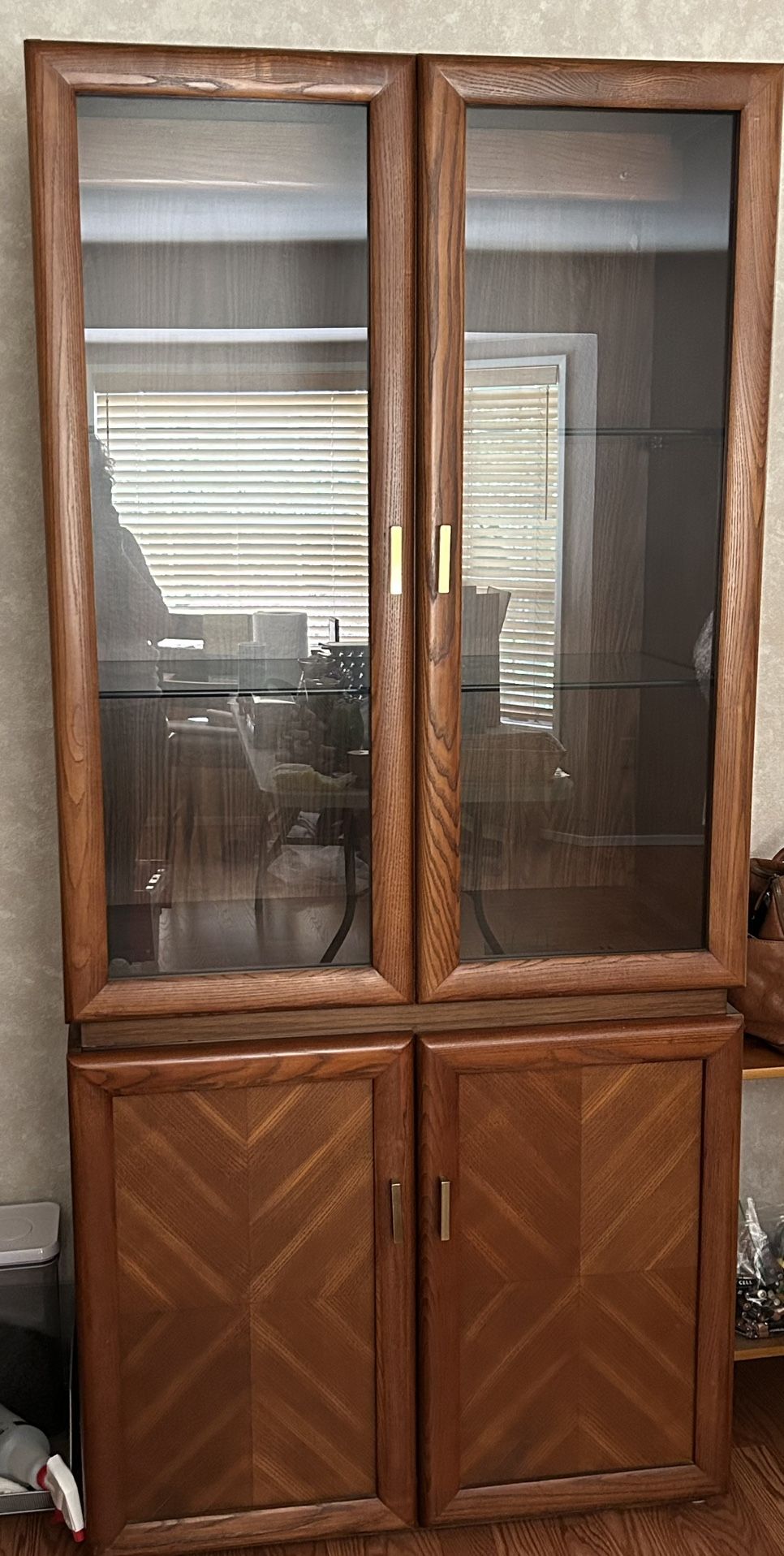 Oak Lighted China Hutch/Cabinet