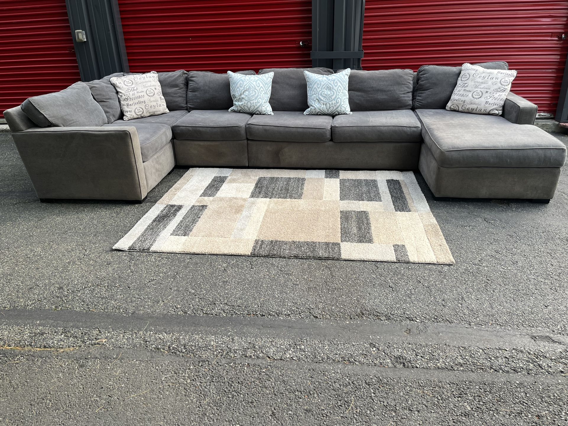 Sectional Couch!! Delivery Available 🚚!! Dimensions: 167” x 73” Length x 30” Height x 38” Depth ( 64” Depth Longer Section)