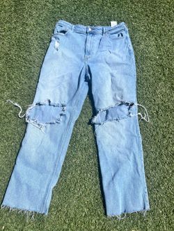 Hollister Co. blue denim jeans with ripped knees and frayed hems, size 31-29