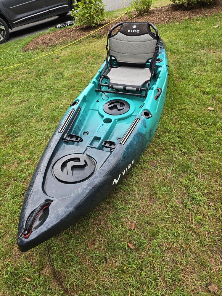 Vibe Yellowfin 100 kayak mint!