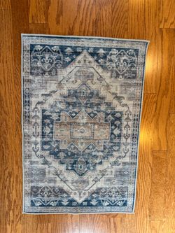Blue Vintage-Style Accent Rug 23 x 35 inv