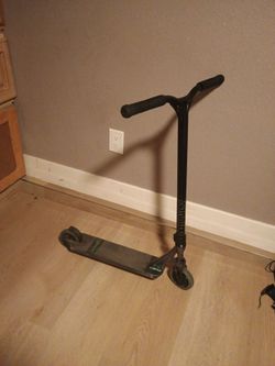 Pro stunt scooter selling for 40 dollars