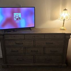 Cali king Bed and dresser