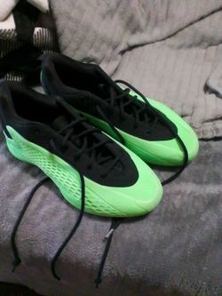 Basketball shoes