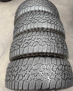 215/65/17 Vendo set de llantas marca Falken con 90% de vida las 4