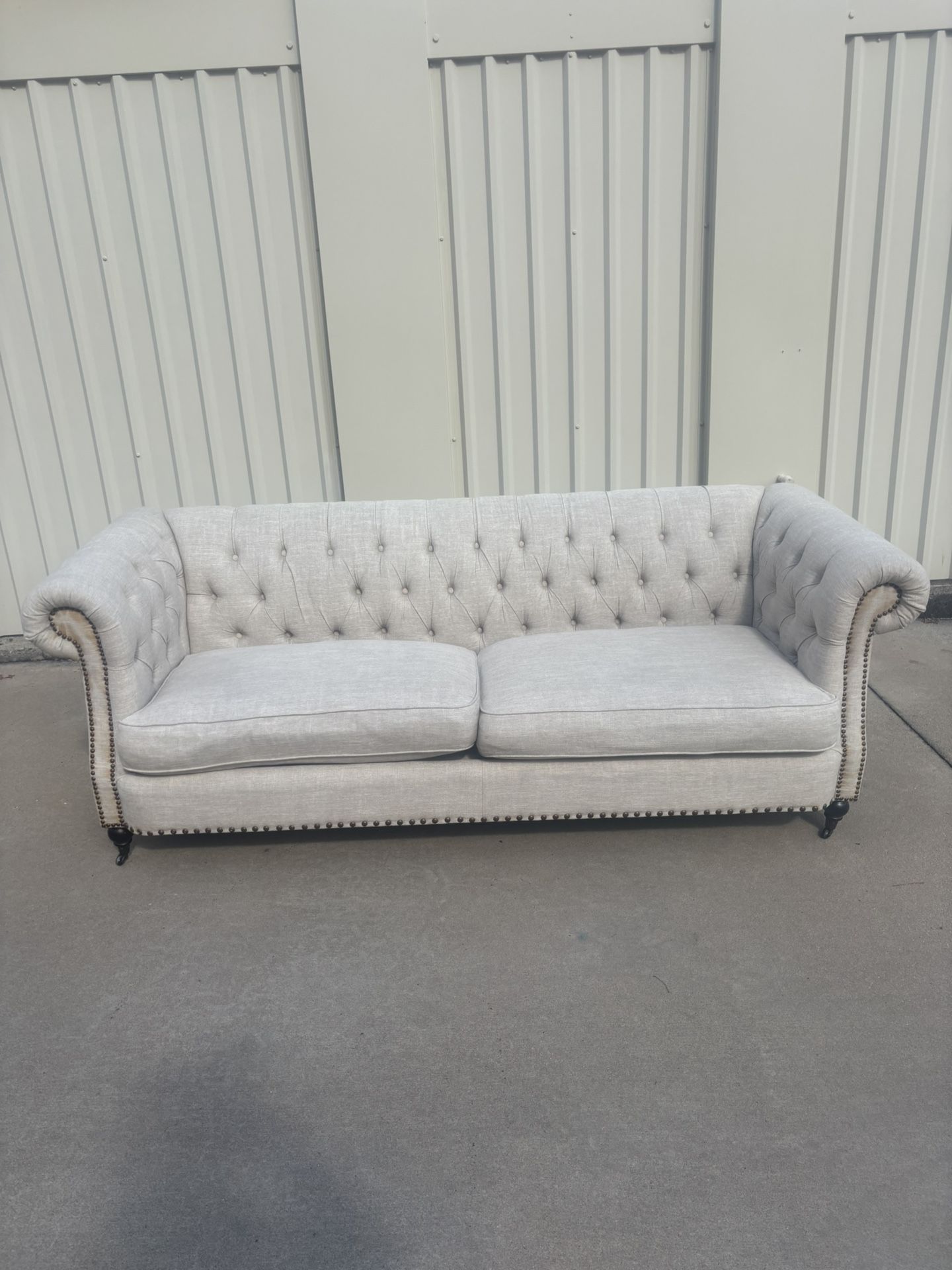 🛋️ Coaster Tufted Chesterfield Sofa
