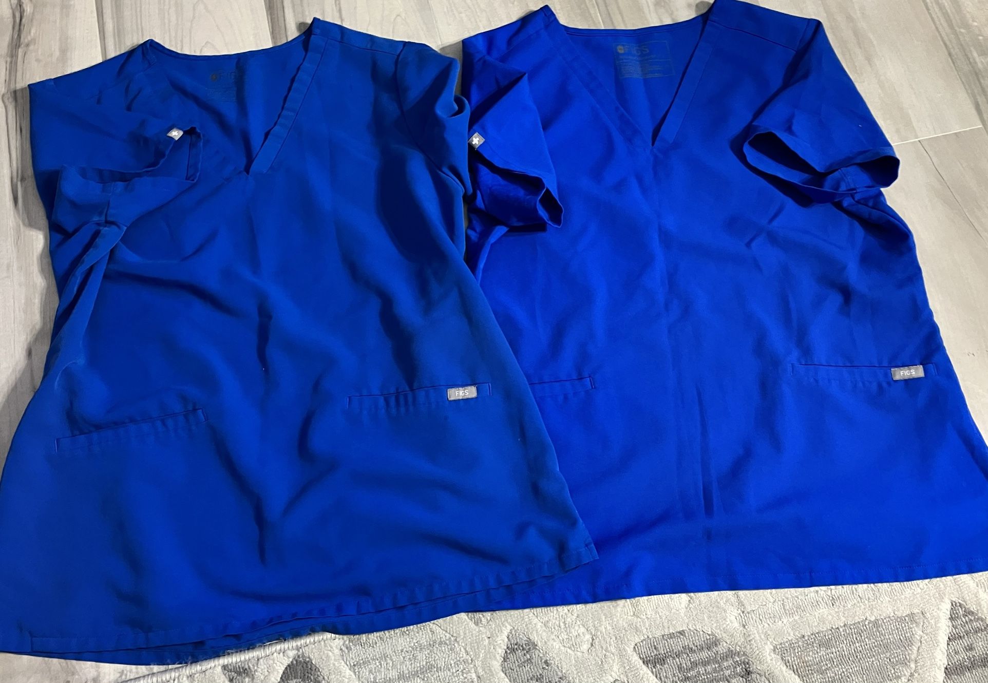 2. Figs scrub top - large size