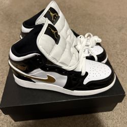Jordan 1 Mid Patent Black, White Gold.