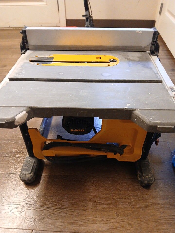 Dewalt 8 1/4 In Compact Jobsite Table Saw Corded