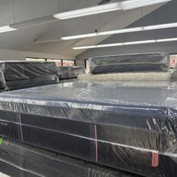 KING SIZE STEARNS & FOSTER RESERVE PILLOW TOP MATTRESS & BOX SPRINGS BED SET