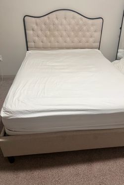 Queen bed / Mattress