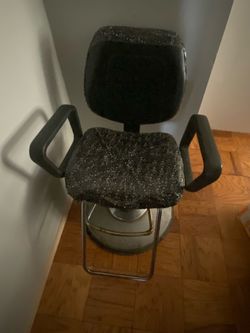 HAIRSTYLIST CHAIR