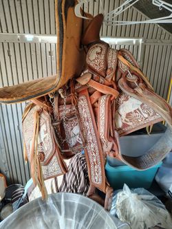 Saddle for sale/Se vende silla para montar