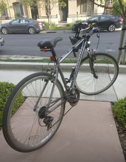 Schwinn Capital 700c Men s Hybrid Bicycle Medium with