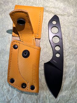 Brand New black knife comes in its bag