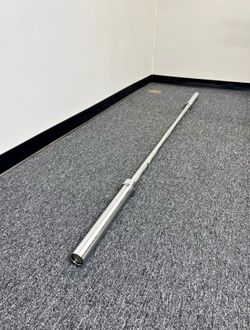 New 7 foot Olympic bar it comes with clamps already