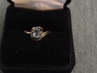 10kt gold blue topaz ring
