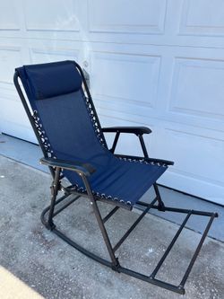 Metal armchair in good condition, with a fresh coat of paint—looks like new.
