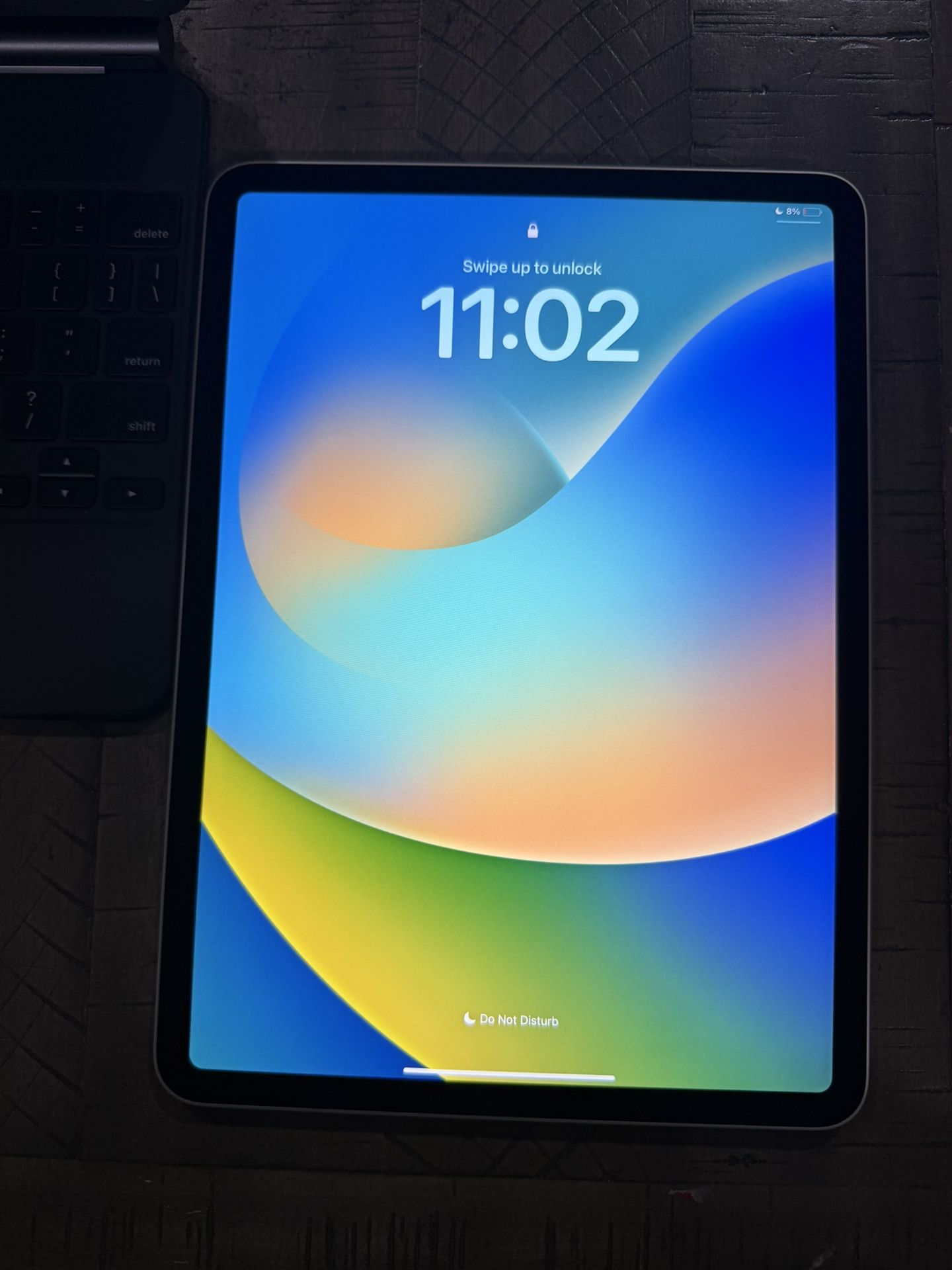 iPad Pro 11-inch (4th Gen, M2, WiFi) 256GB + Smart Case – Excellent Condition