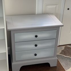 Beautiful 2 Drawer end Table $30