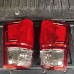 Tacoma 16/23 Tails Lights  One Has A Little Crack 