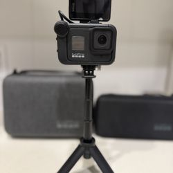 GoPro HERO 8 Black Bundle – Vlogging Setup + Tripod