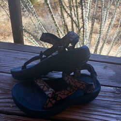 Women’s Size 7 Teva Hurricane XLT2