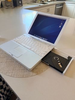 Apple iBook G3 Laptop from 2001