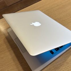 Apple MacBook Pro 13” Retina I5/8GB/256GB SSD $195
