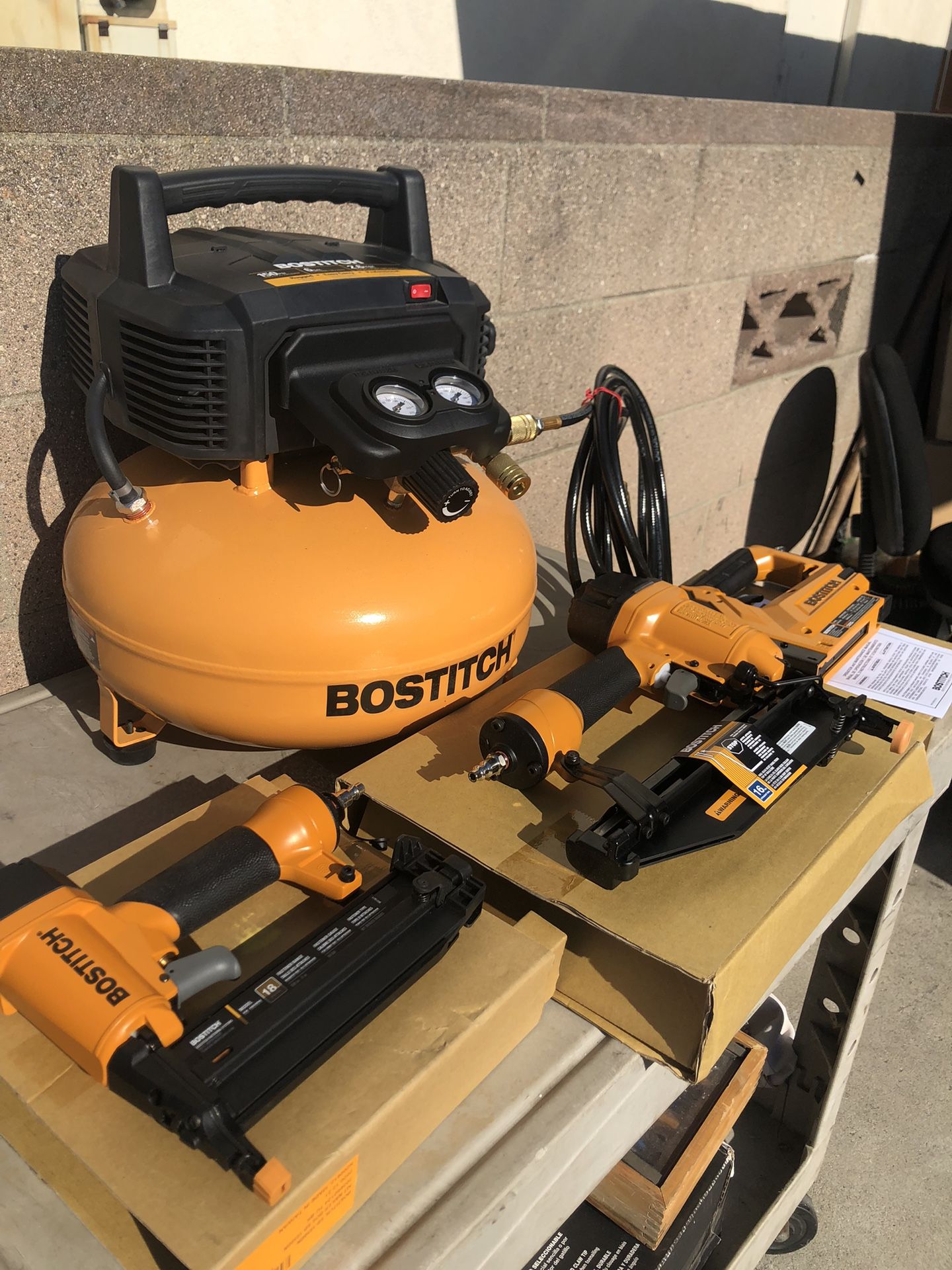 Bostitch BTFP3KIT 3-Piece Nailer/ 0.8 HP 6 Gallon Oil-Free Pancake Air Compressor Combo Kit