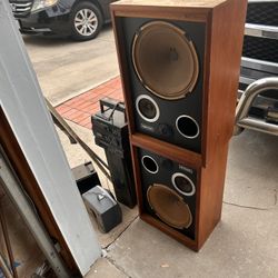 Free Garage Stereo - Loud And Annoying! 