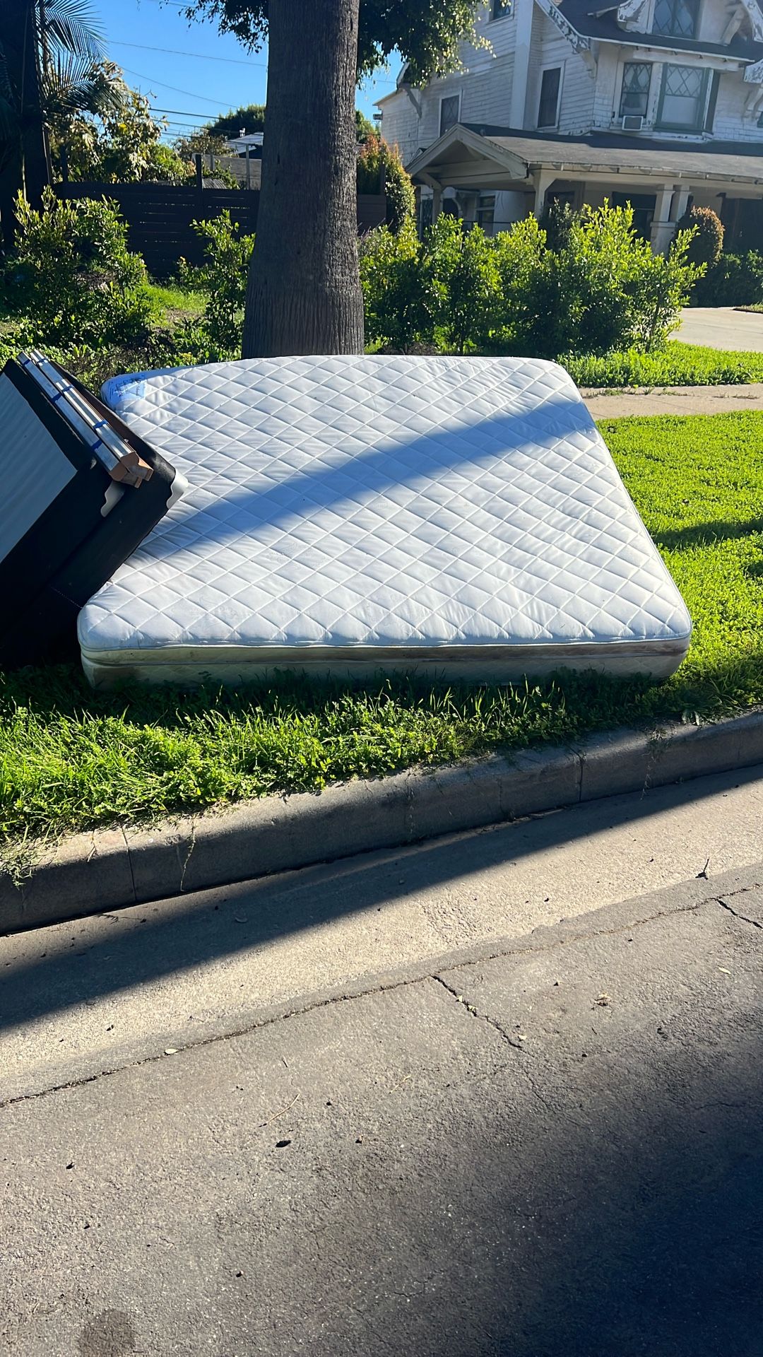 FREE KING MATTRESS/BOX SPRING