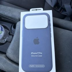 Apple iPhone 17 Pro Midnight Silicone Case