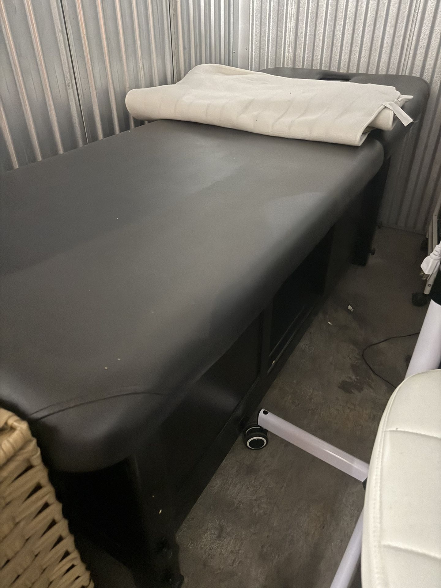 massage table