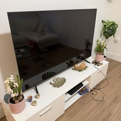 65 Hinsense smart TV