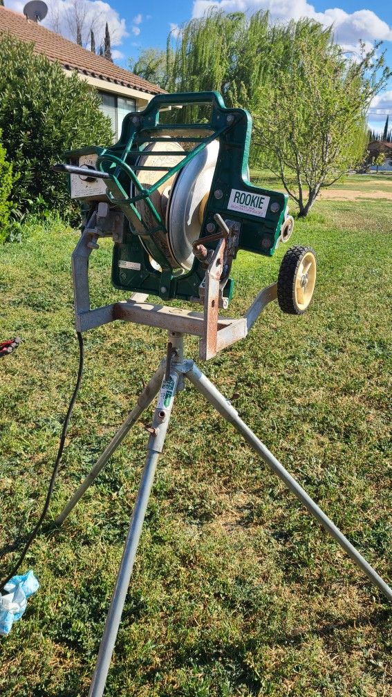 ATEC Rookie Pitching Machine