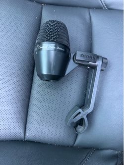 Shure PGA52 Dynamic Kick Drum Microphone w/ Shure Drum Mount